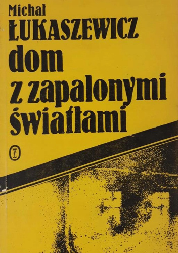 Dom z zapalonymi światłami