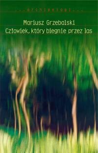 Człowiek, który biegnie przez las