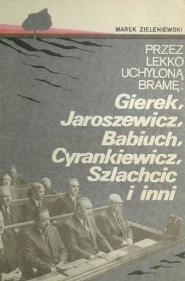 Przez lekko uchyloną bramę: Gierek, Jaroszewicz, Babiuch, Cyrankiewicz, Szlachcic i inni.