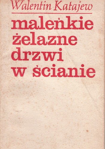 Maleńkie żelazne drzwi w ścianie