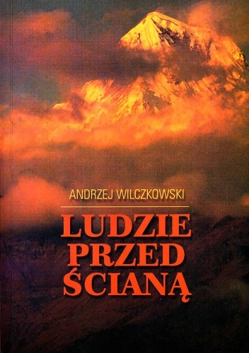 Ludzie przed ścianą