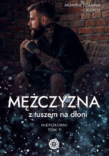 Mężczyzna z tuszem na dłoni
