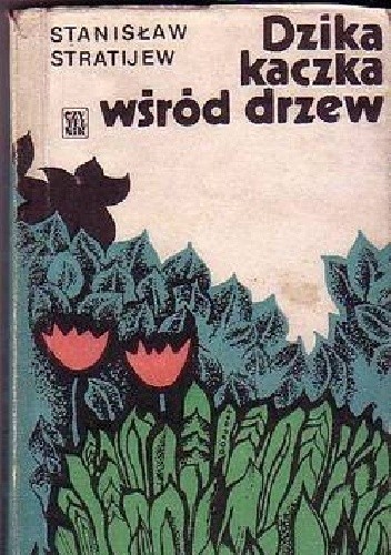 Dzika kaczka wśród drzew