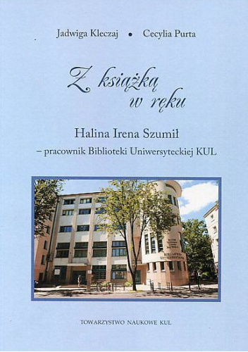 Z książką w ręku. Halina Irena Szumił - pracownik Biblioteki Uniwersyteckiej KUL