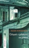 Chłopak z gołębiem na głowie